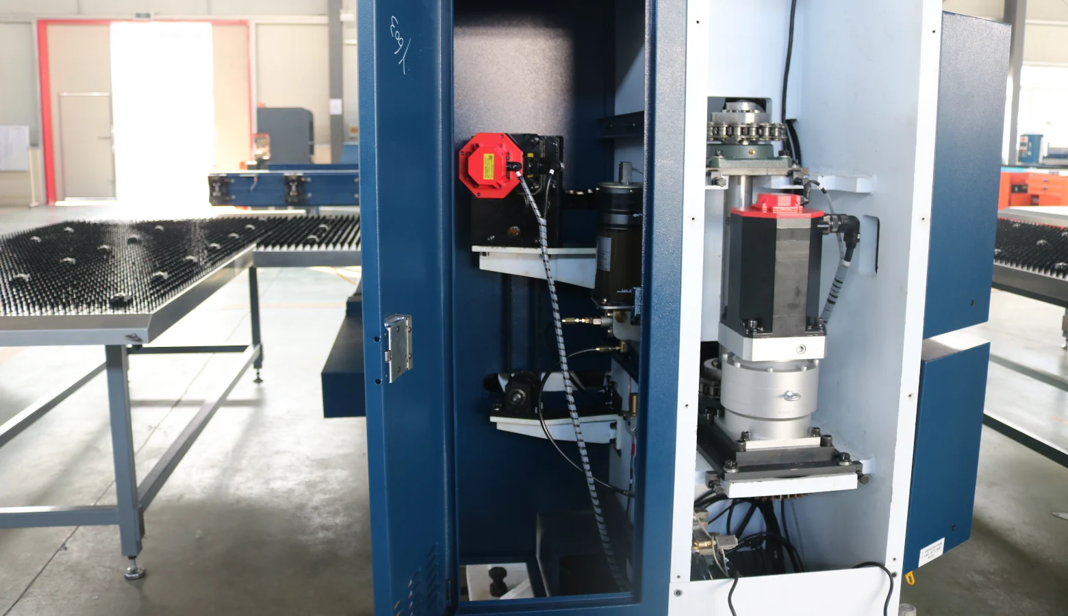 Drive system of turret punching machine