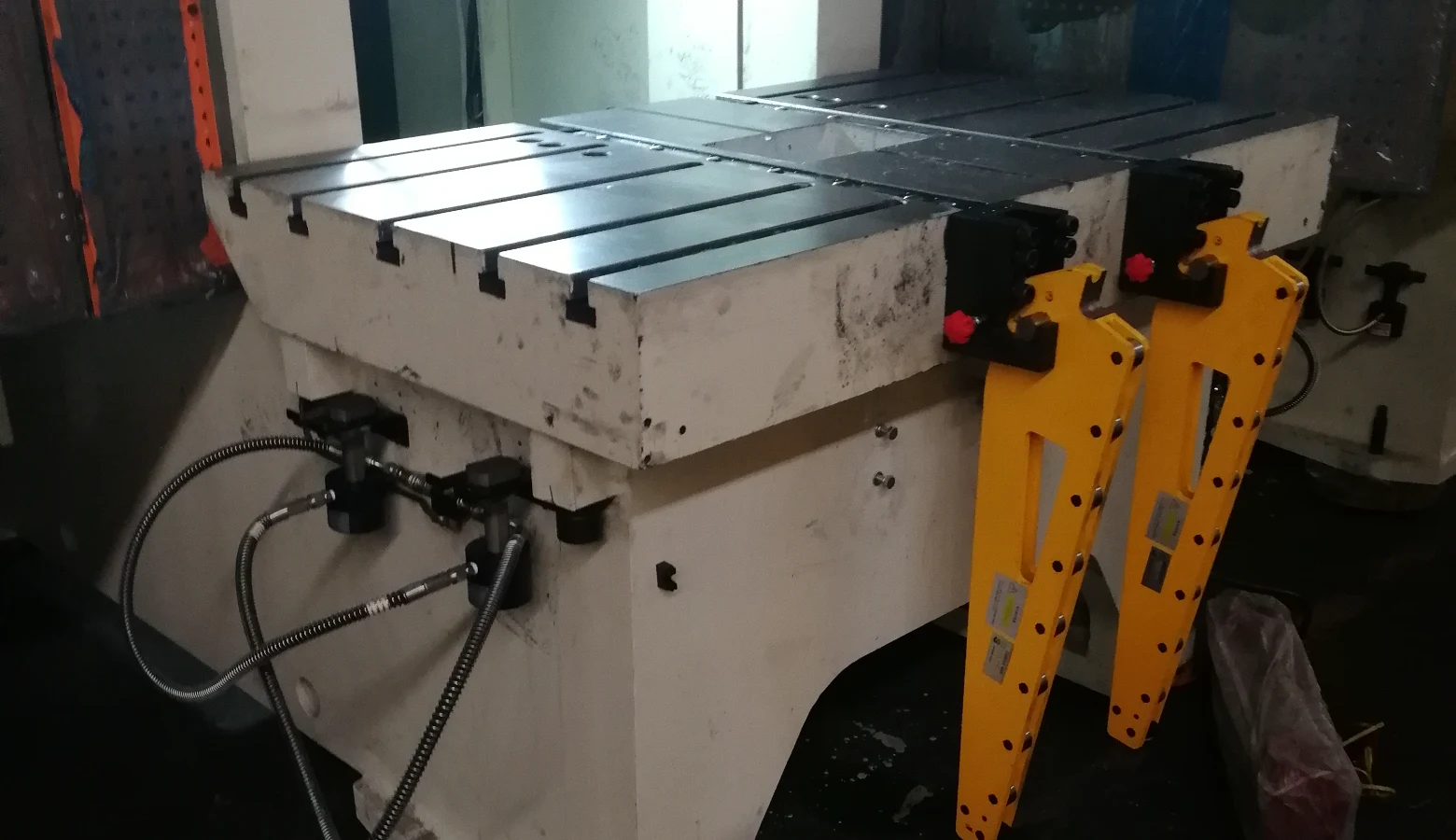 Quick die change device