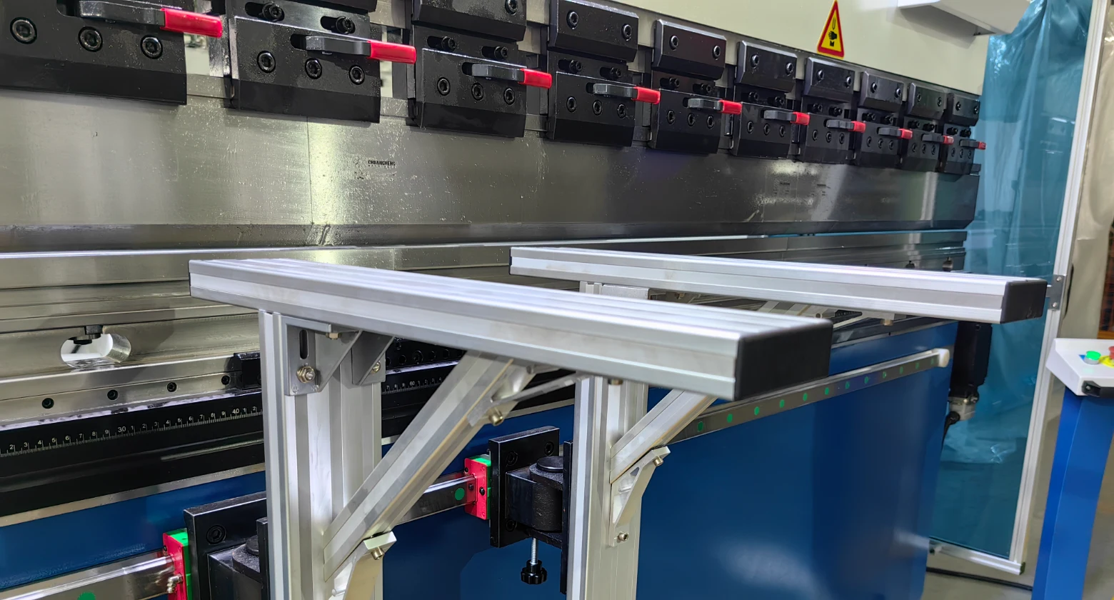 front support of press brake