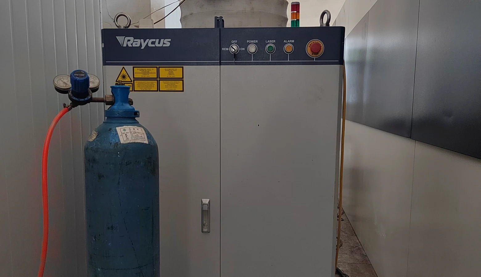 laser source