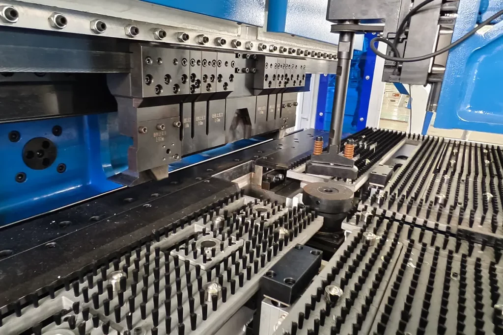 Hinge blade of panel bender